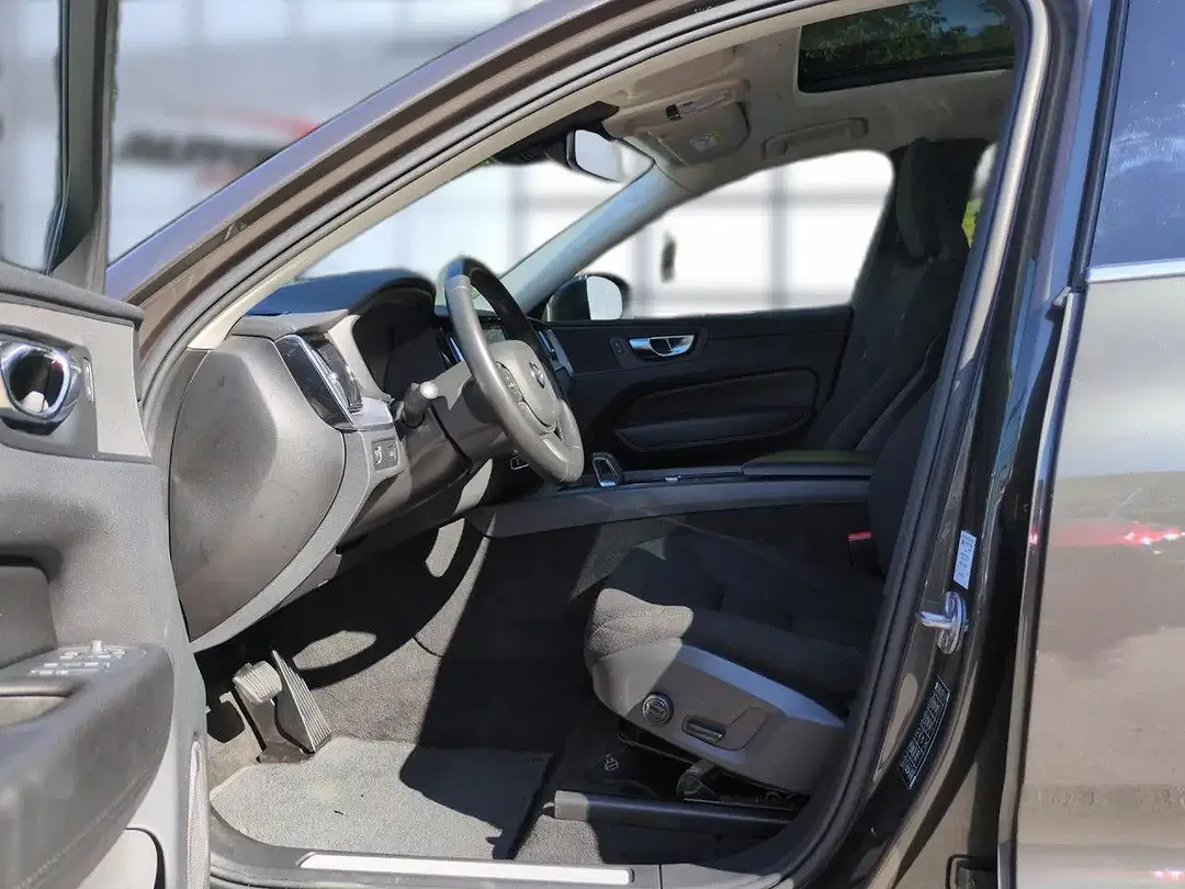 Volvo XC60 B4 AUT Momentum Pro - Thumbnail 6