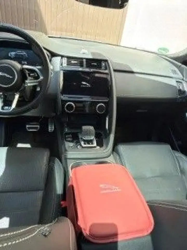 Jaguar E-Pace PHEV - Thumbnail 7