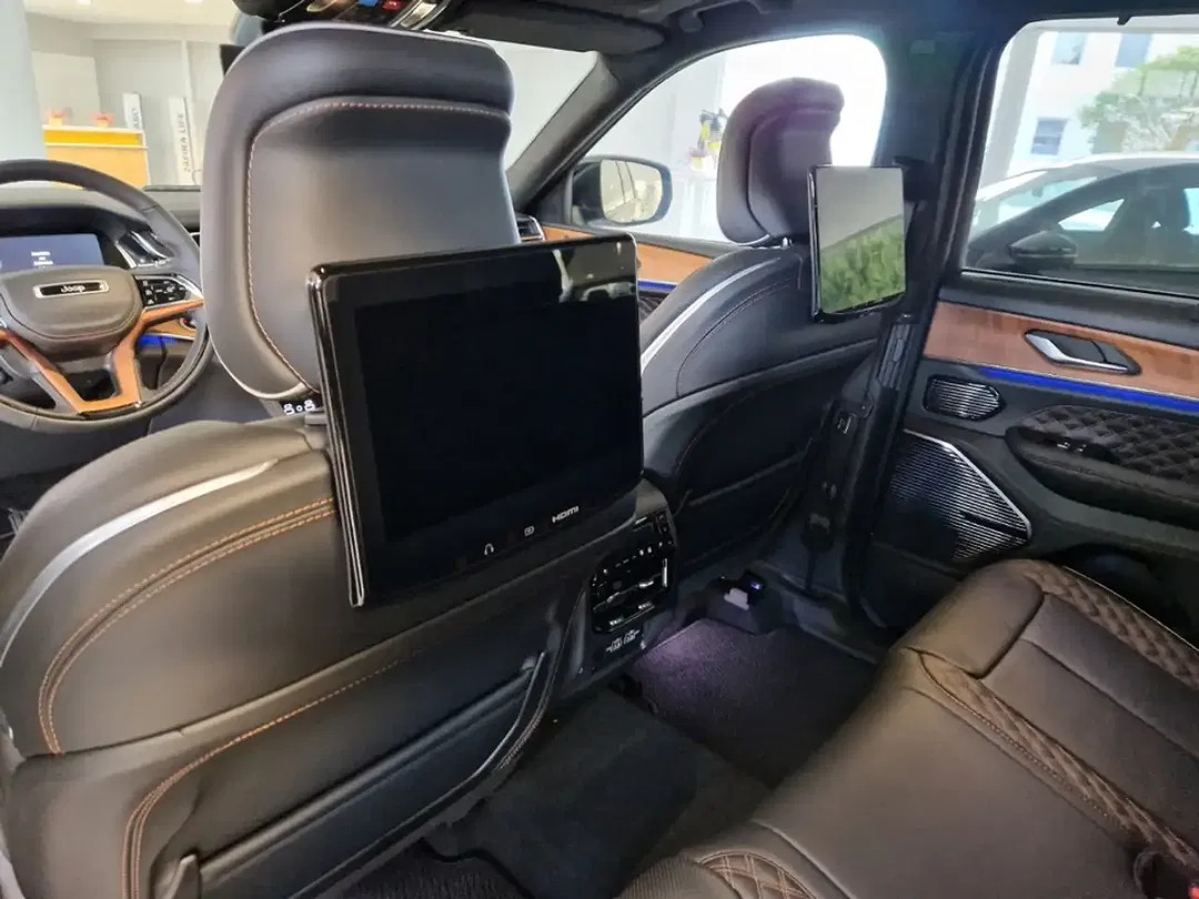 Jeep Grand Cherokee 4x4 Summit Reserve - Thumbnail 11
