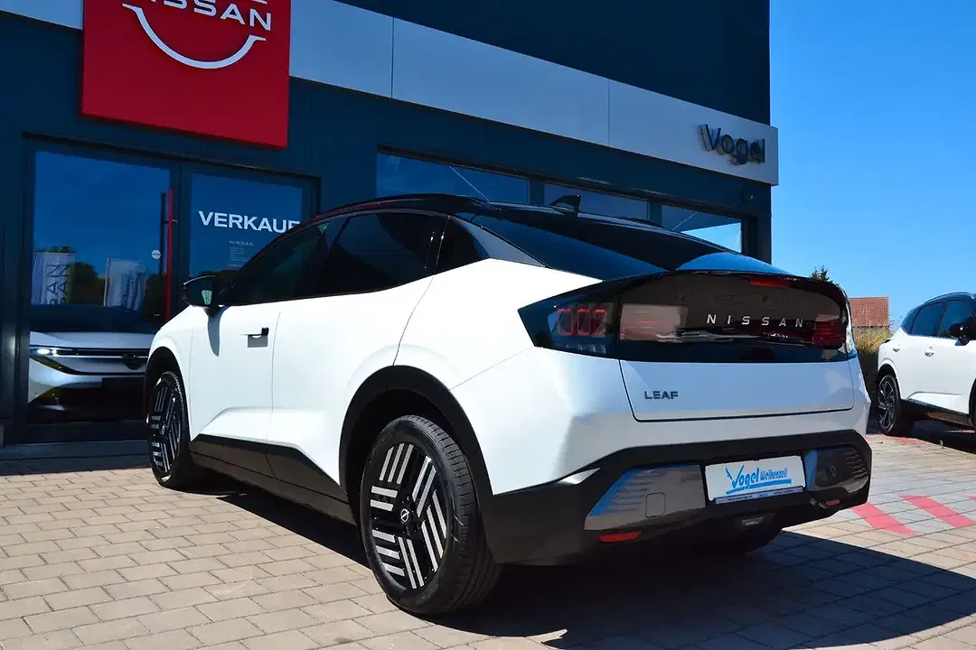 Nissan Leaf - Thumbnail 11