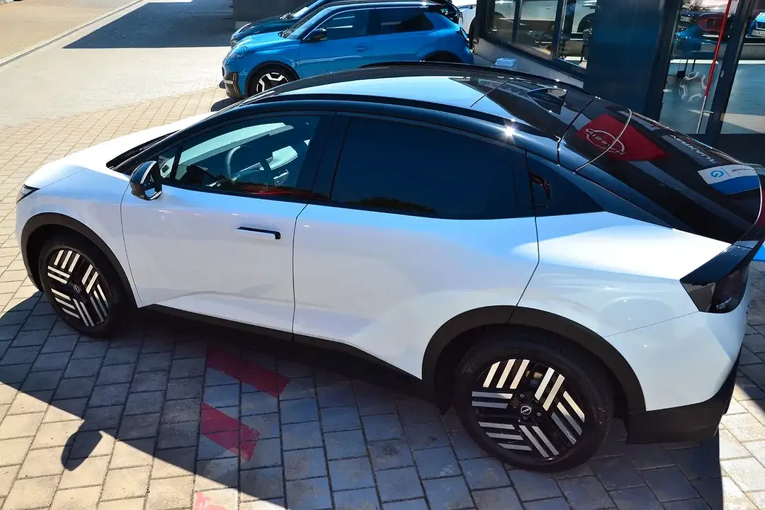 Nissan Leaf - Thumbnail 9