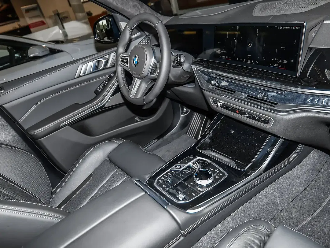 BMW X7 xDrive M Sport Pro - Thumbnail 3