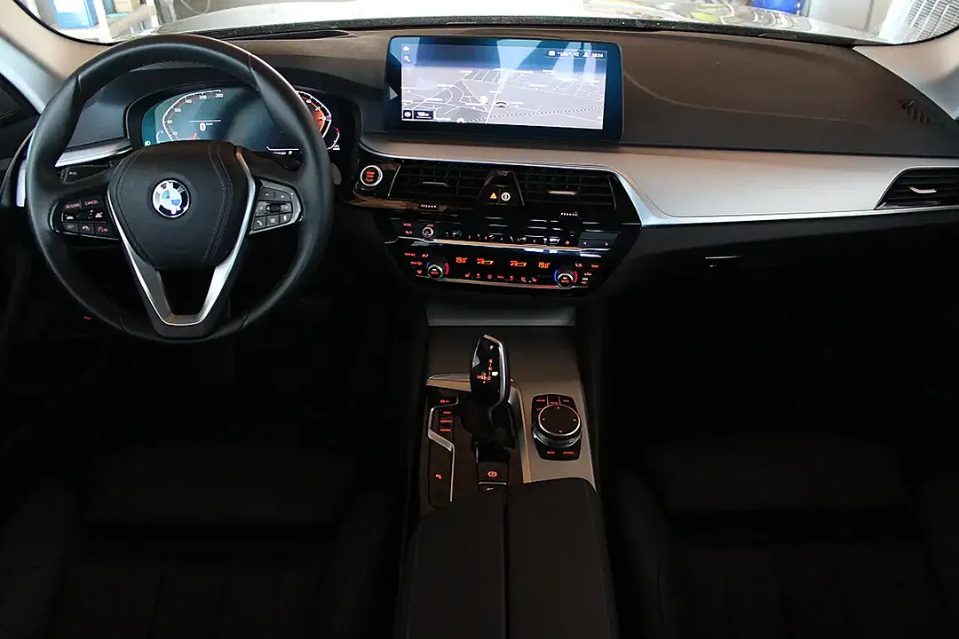BMW 520 AUT - Thumbnail 2