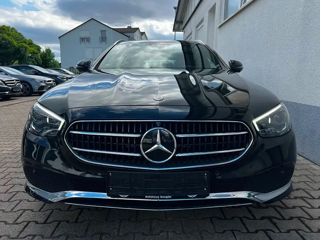 Mercedes-Benz E 300 - Thumbnail 1