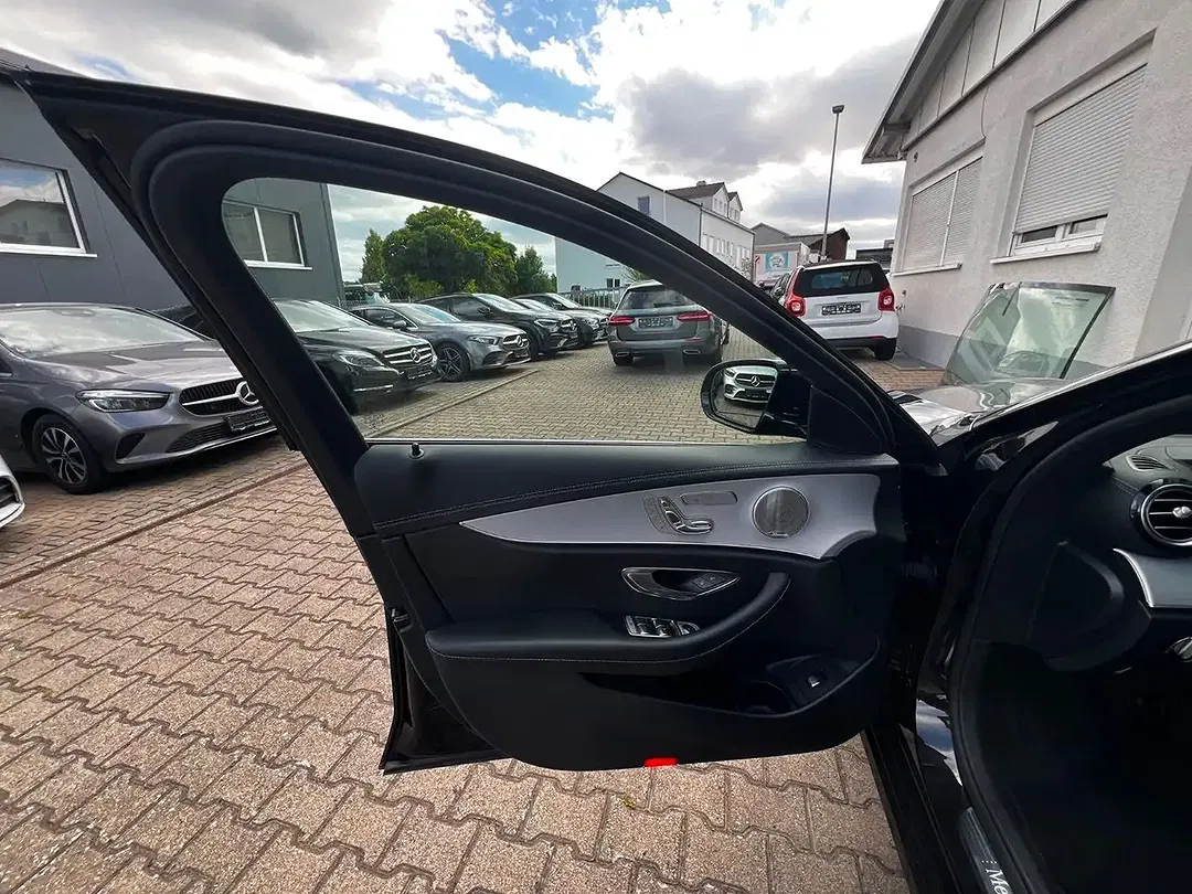 Mercedes-Benz E 300 - Thumbnail 9