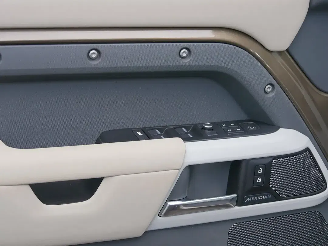 Land Rover Defender First Edition 110 - Thumbnail 11