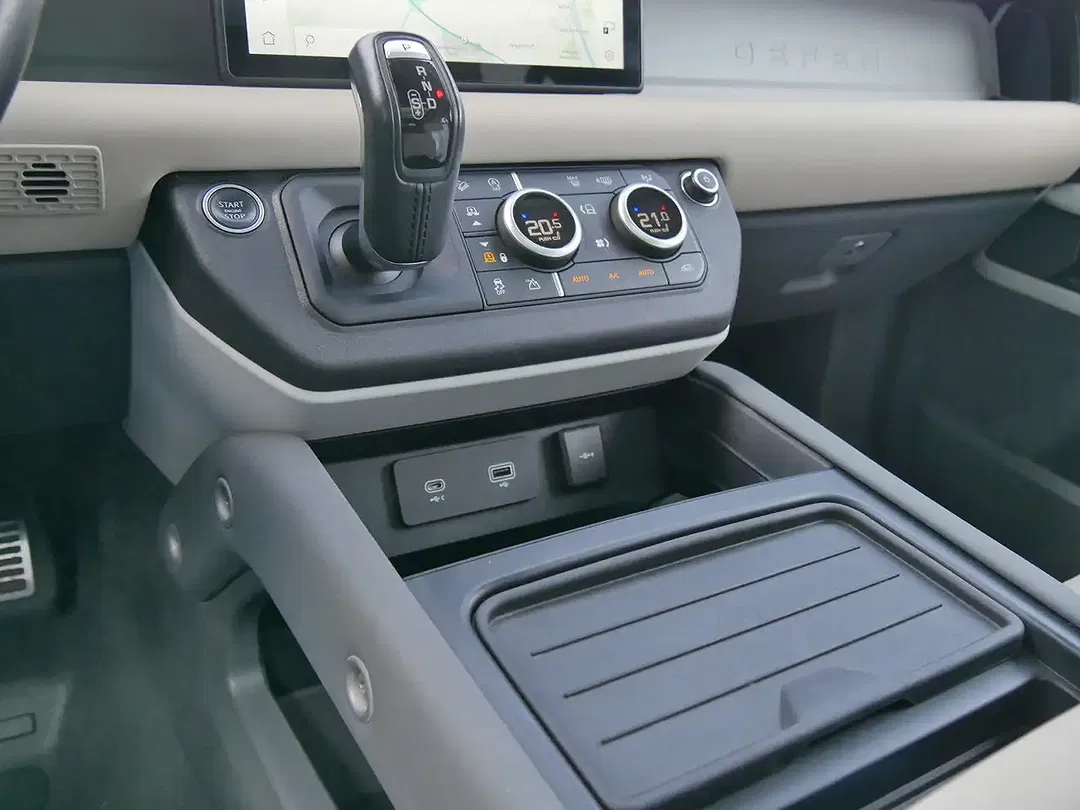 Land Rover Defender First Edition 110 - Thumbnail 13