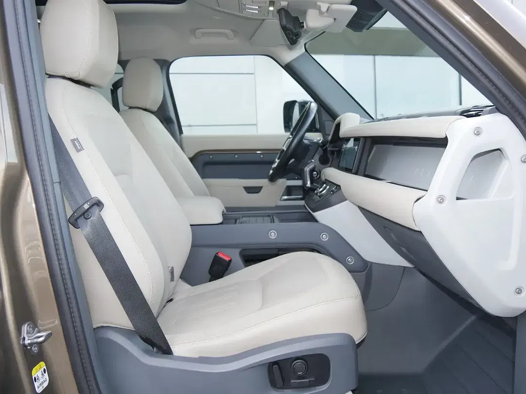 Land Rover Defender First Edition 110 - Thumbnail 3