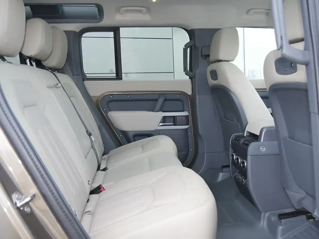 Land Rover Defender First Edition 110 - Thumbnail 5