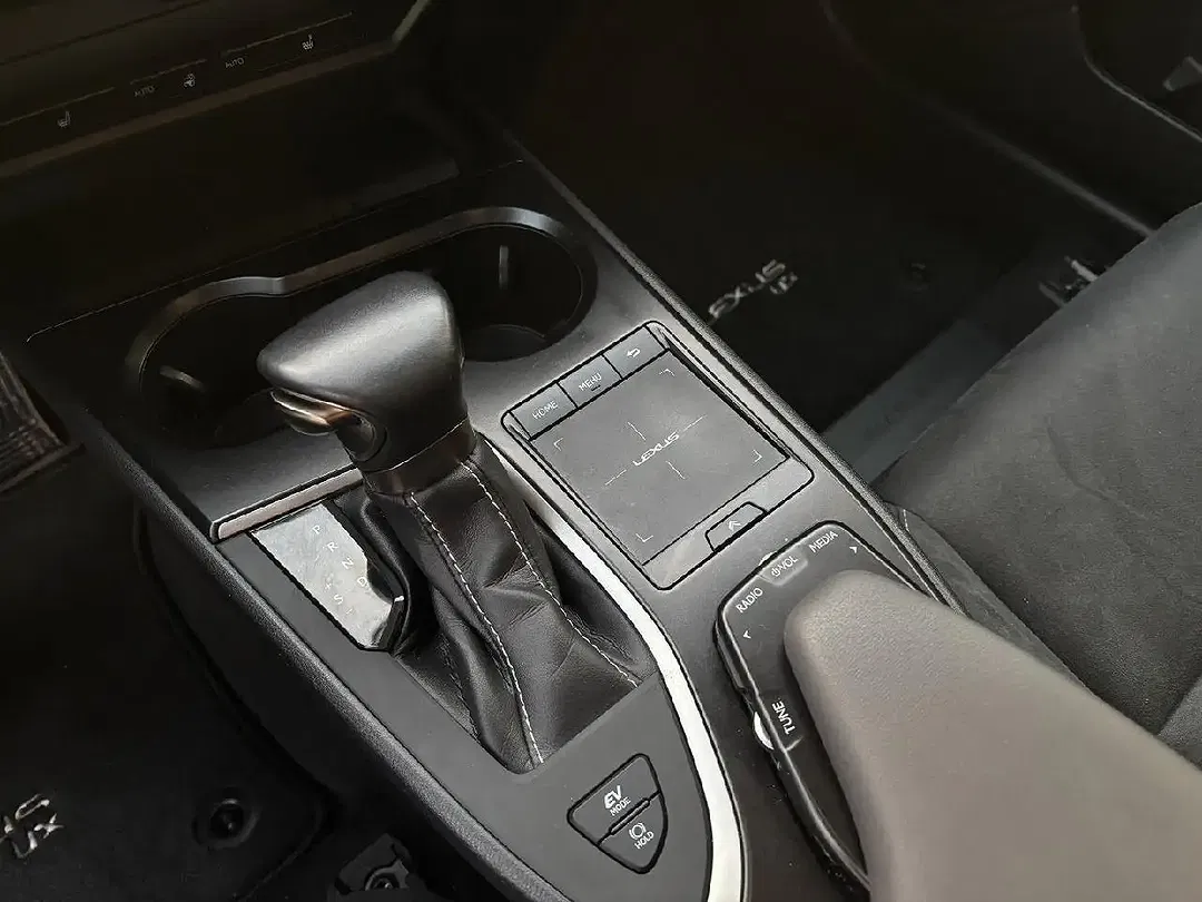 Lexus UX 250h - Thumbnail 7