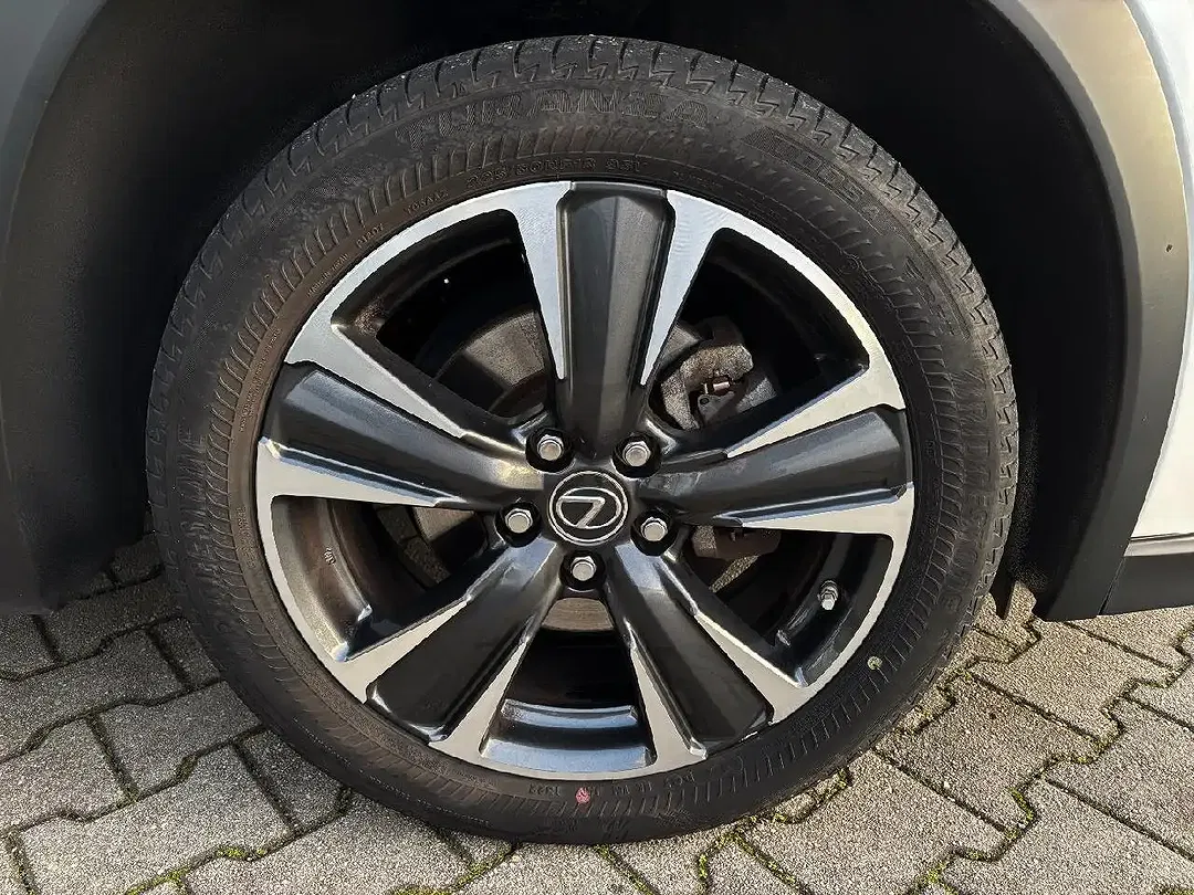 Lexus UX 250h - Thumbnail 3