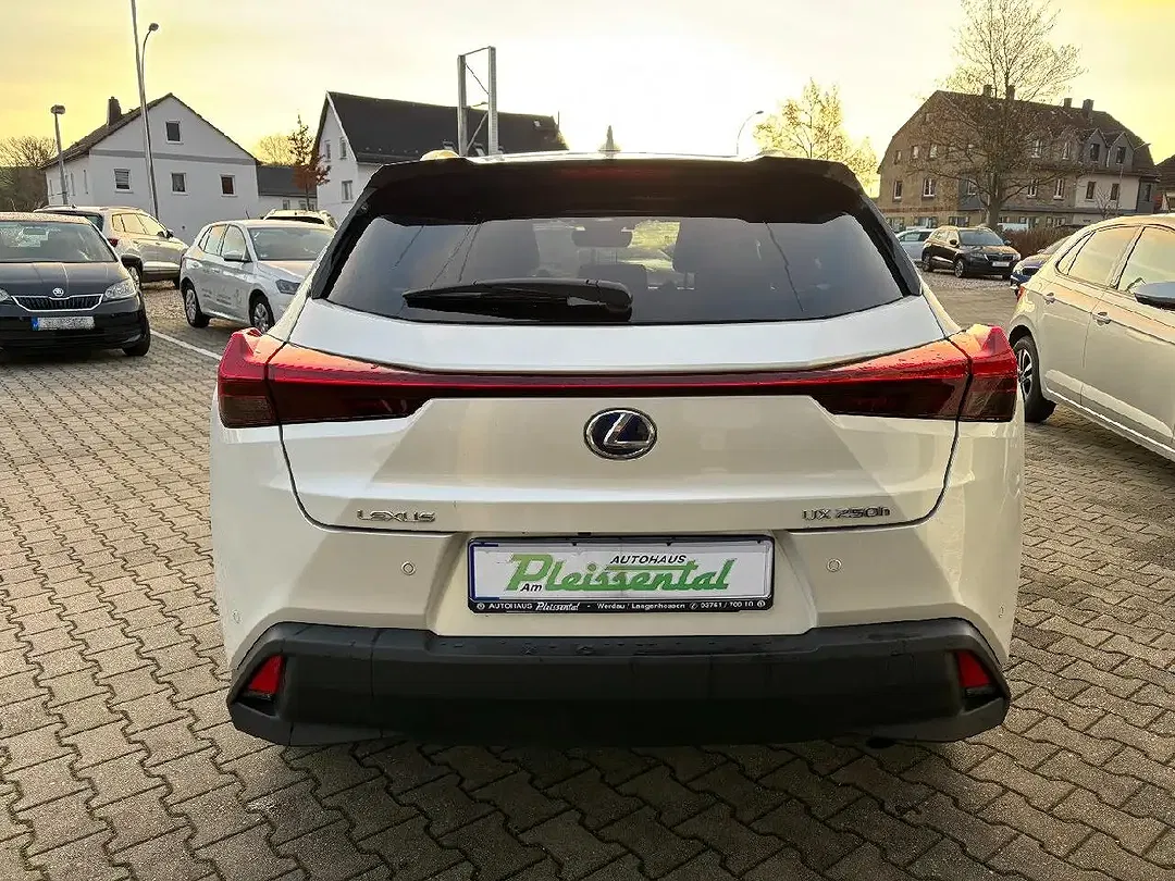 Lexus UX 250h - Thumbnail 4
