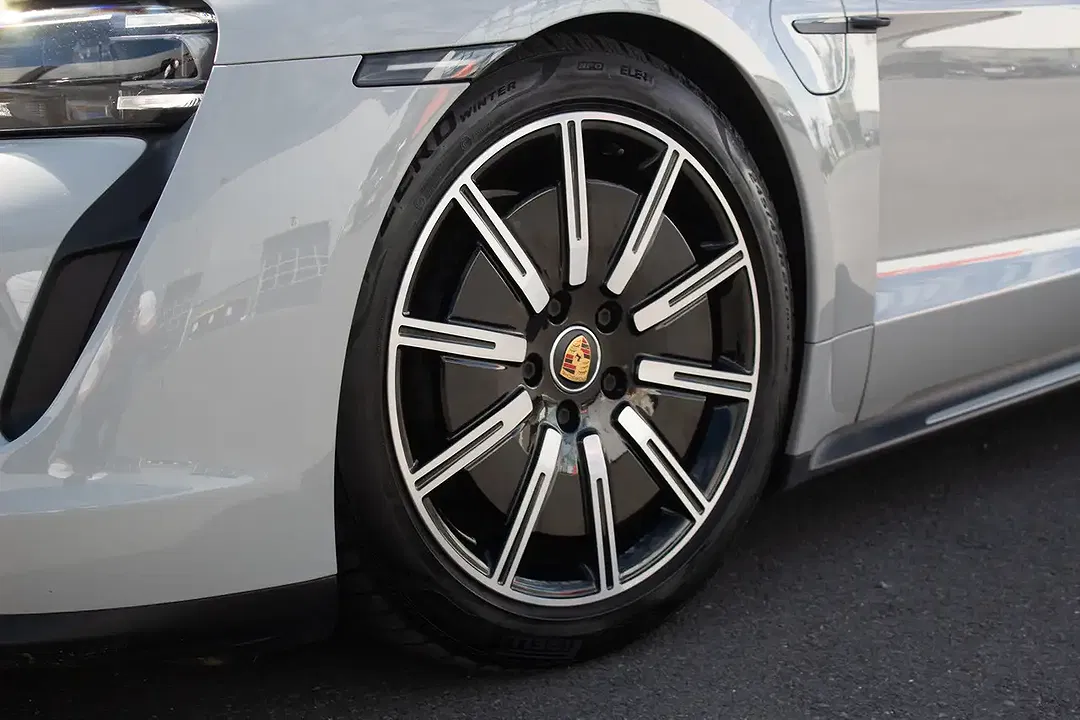 Porsche Taycan - Thumbnail 10