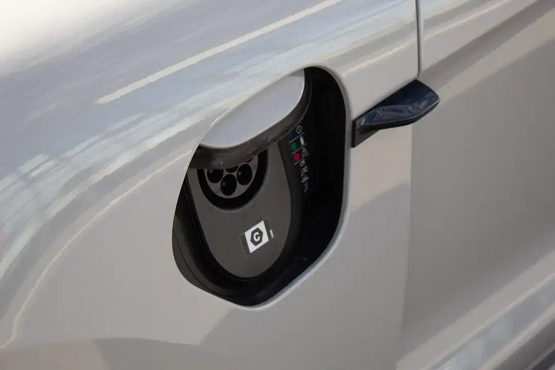 Porsche Taycan - Thumbnail 12