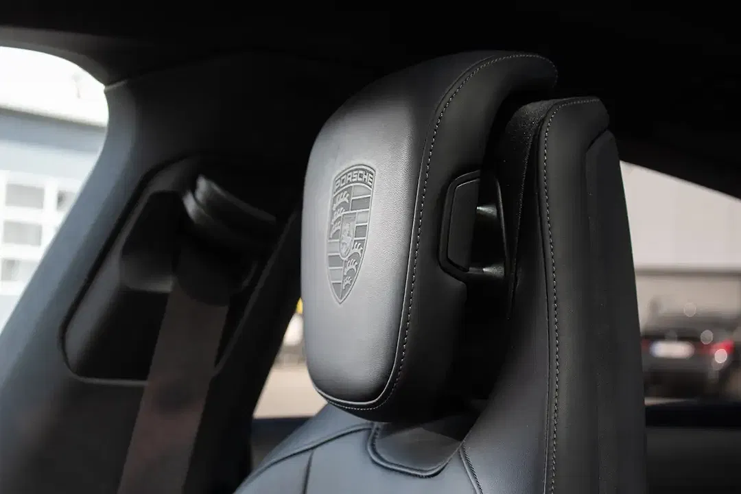 Porsche Taycan - Thumbnail 17