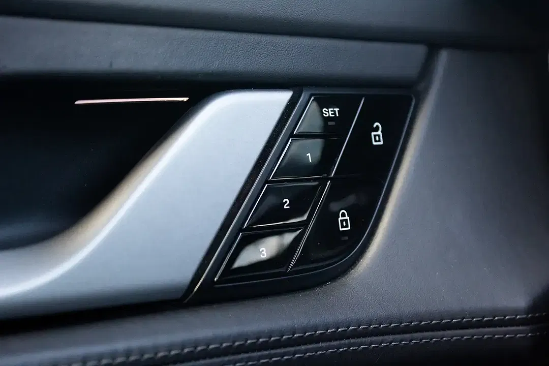 Porsche Taycan - Thumbnail 19