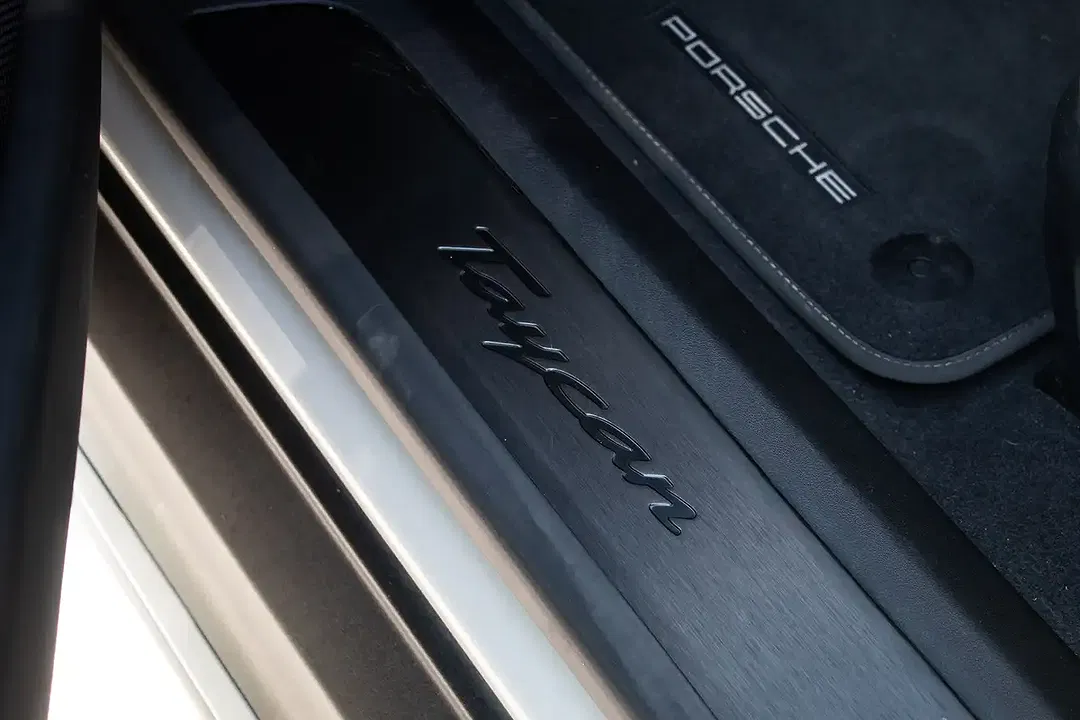 Porsche Taycan - Thumbnail 20