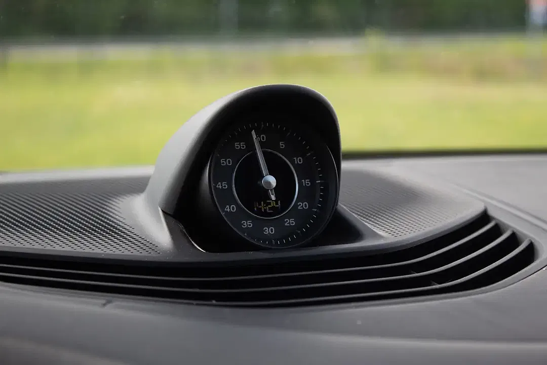 Porsche Taycan - Thumbnail 21