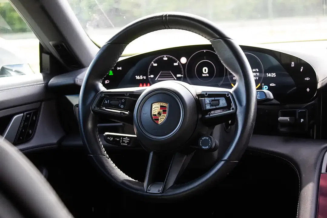 Porsche Taycan - Thumbnail 23