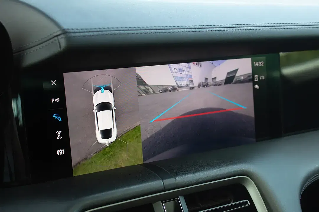 Porsche Taycan - Thumbnail 24