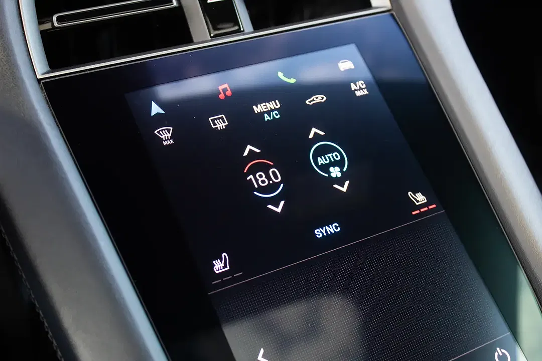 Porsche Taycan - Thumbnail 25