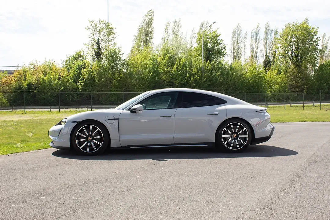 Porsche Taycan - Thumbnail 4