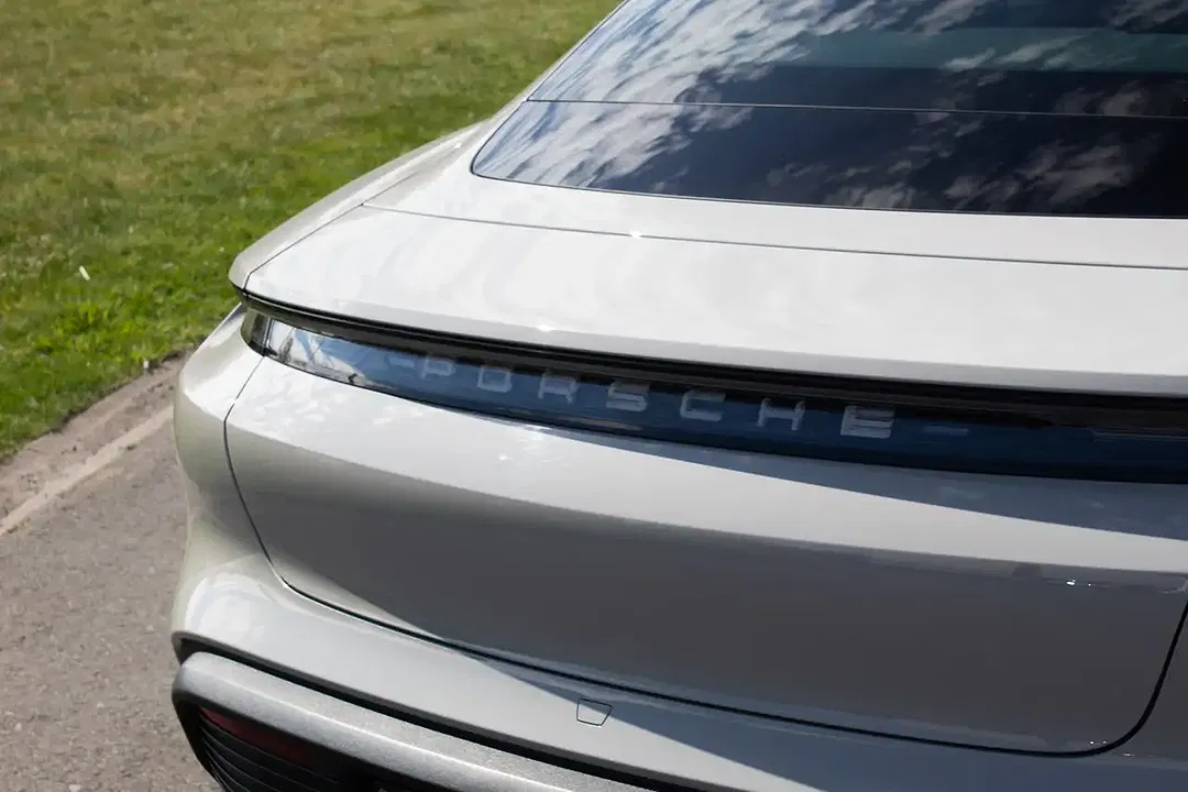 Porsche Taycan - Thumbnail 9