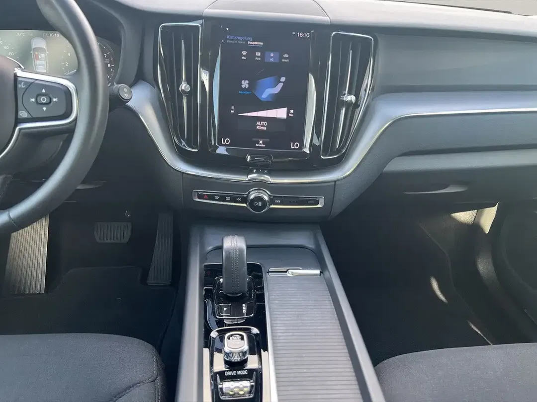 Volvo XC60 PHEV Hybrid Recharge R-Design Expression - Thumbnail 6