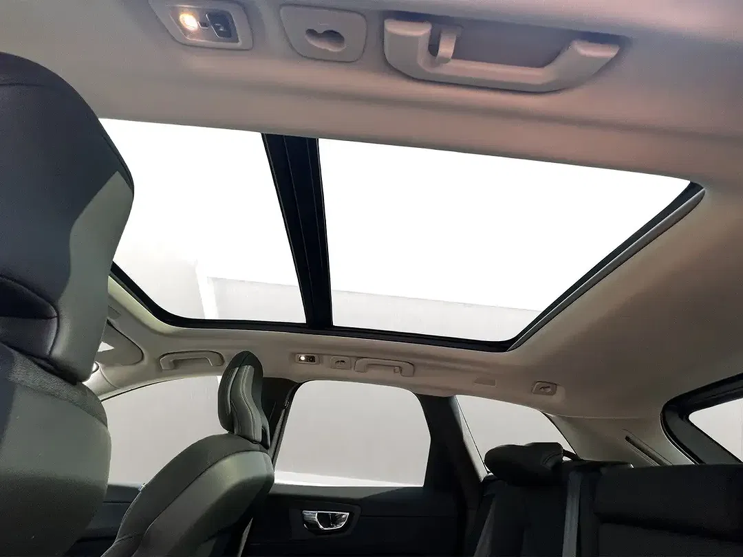 Volvo XC60 PHEV Hybrid Recharge R-Design Expression - Thumbnail 8