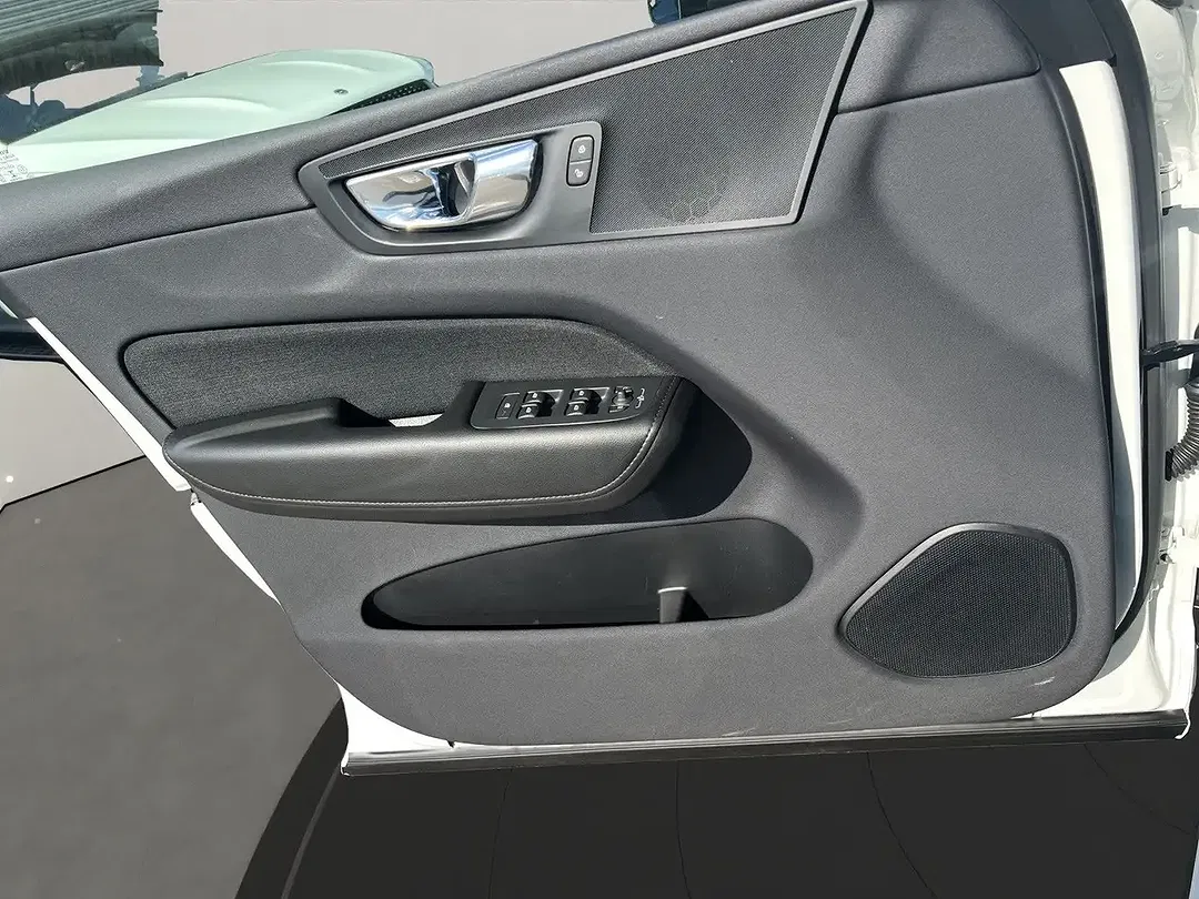 Volvo XC60 PHEV Hybrid Recharge R-Design Expression - Thumbnail 5