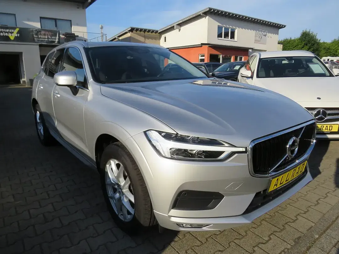 Volvo XC60 AWD Momentum Pro - Thumbnail 3