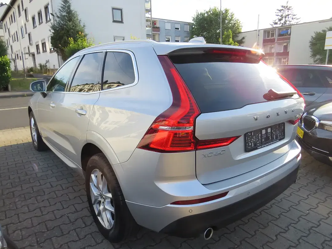 Volvo XC60 AWD Momentum Pro - Thumbnail 4