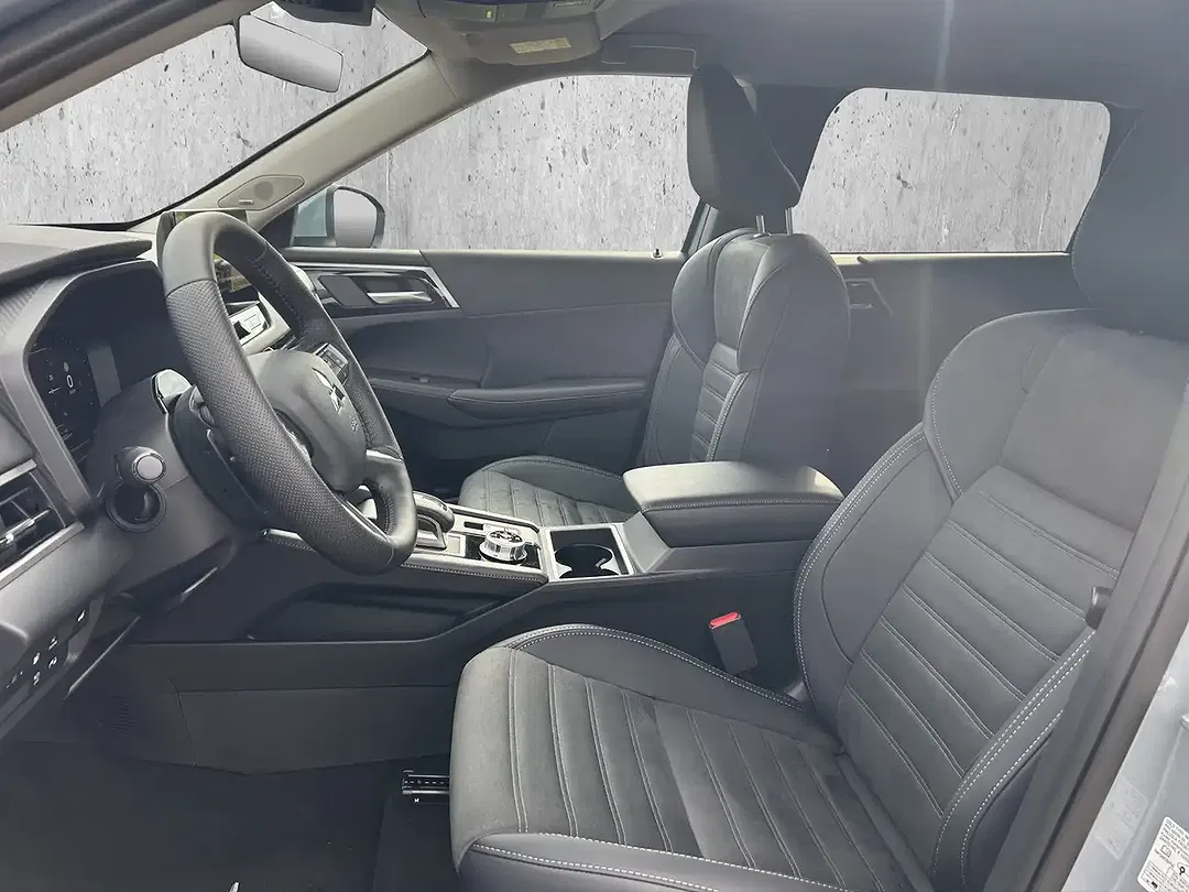 Mitsubishi Outlander PHEV Intro Edition - Thumbnail 9