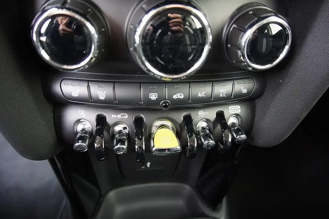 MINI Cooper SE - Thumbnail 12