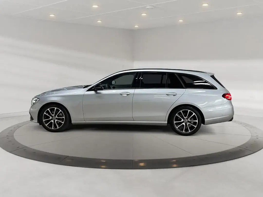 Mercedes-Benz E 200 MBUX Avantgarde Night - Thumbnail 3