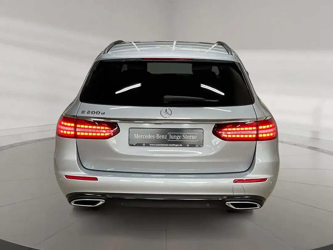 Mercedes-Benz E 200 MBUX Avantgarde Night - Thumbnail 4