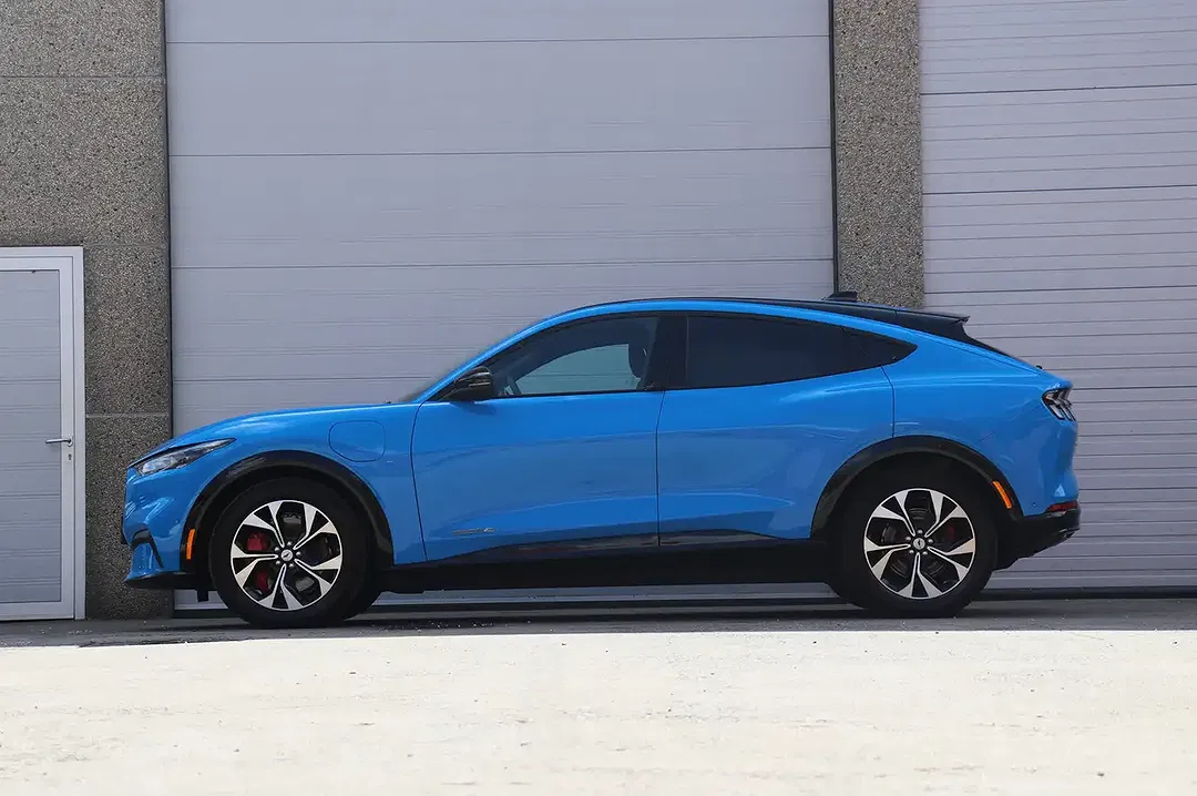 Ford Mustang Mach-E 4x4 Premium - Thumbnail 3