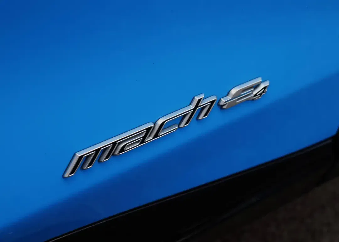 Ford Mustang Mach-E 4x4 Premium - Thumbnail 4