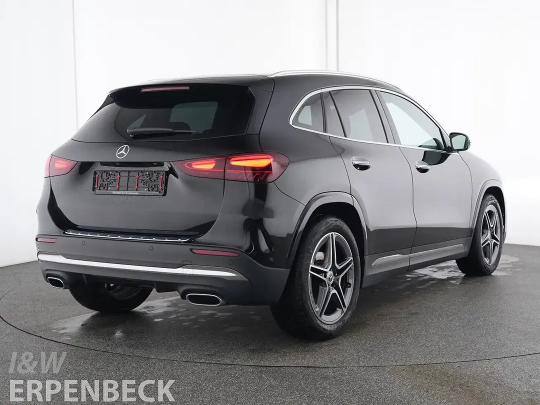 Mercedes-Benz GLA 200 AMG Line - Thumbnail 2
