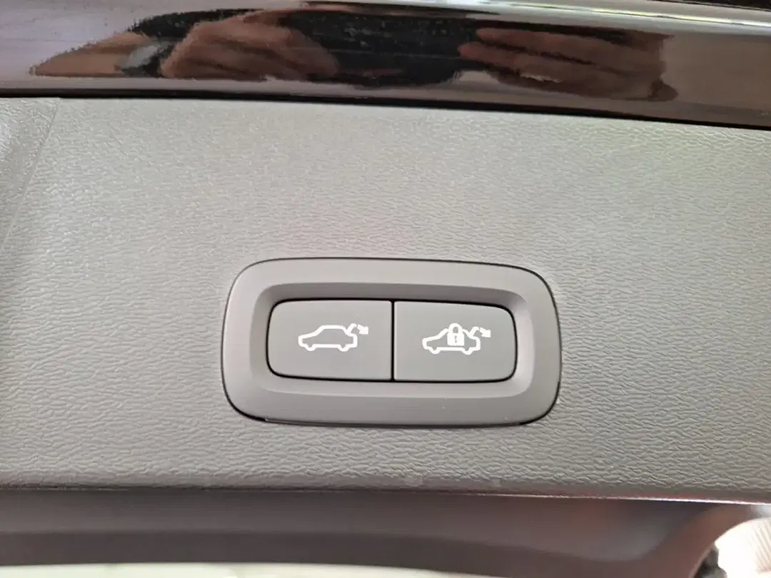 Volvo EX40 Plus Black Edition - Thumbnail 13
