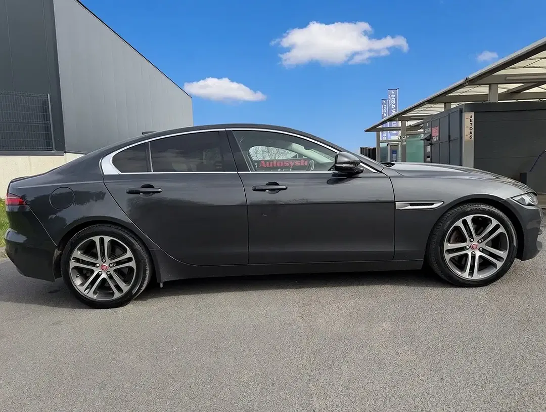 Jaguar XE 2.0 HSE - Thumbnail 3