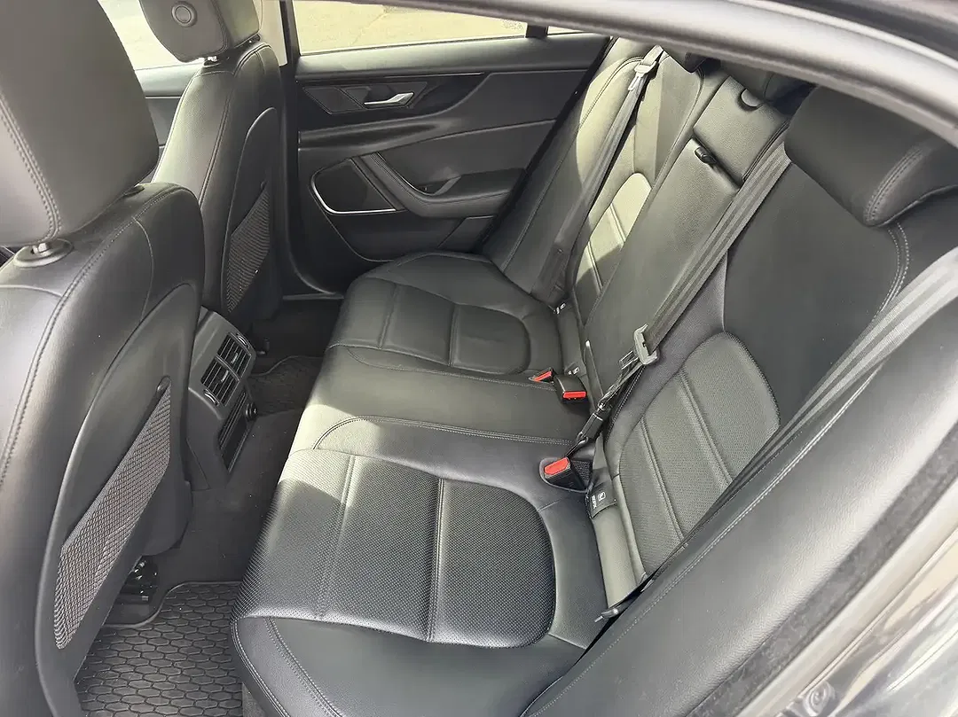 Jaguar XE 2.0 HSE - Thumbnail 8