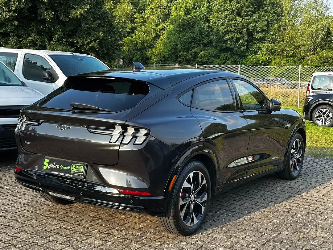 Ford Mustang Mach-E 4x4 - Thumbnail 4