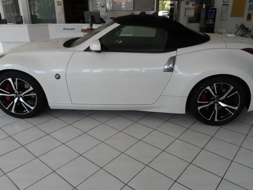 Nissan 370Z - Thumbnail 11