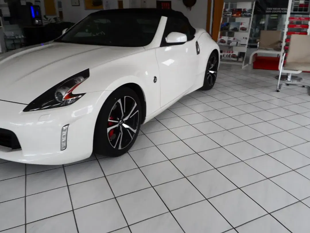 Nissan 370Z - Thumbnail 7