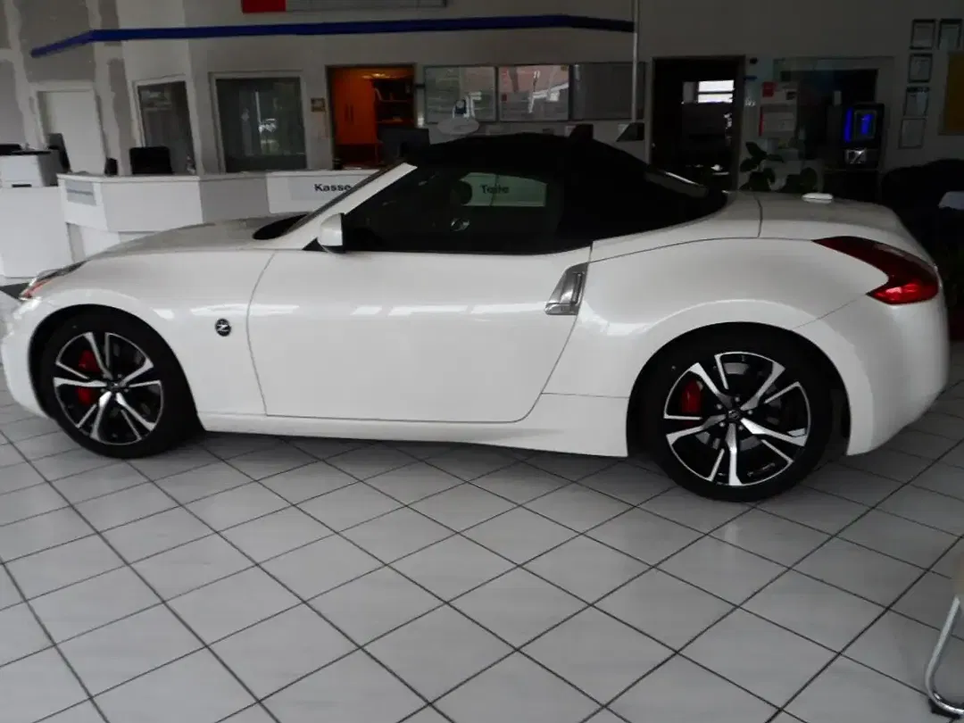 Nissan 370Z - Thumbnail 8