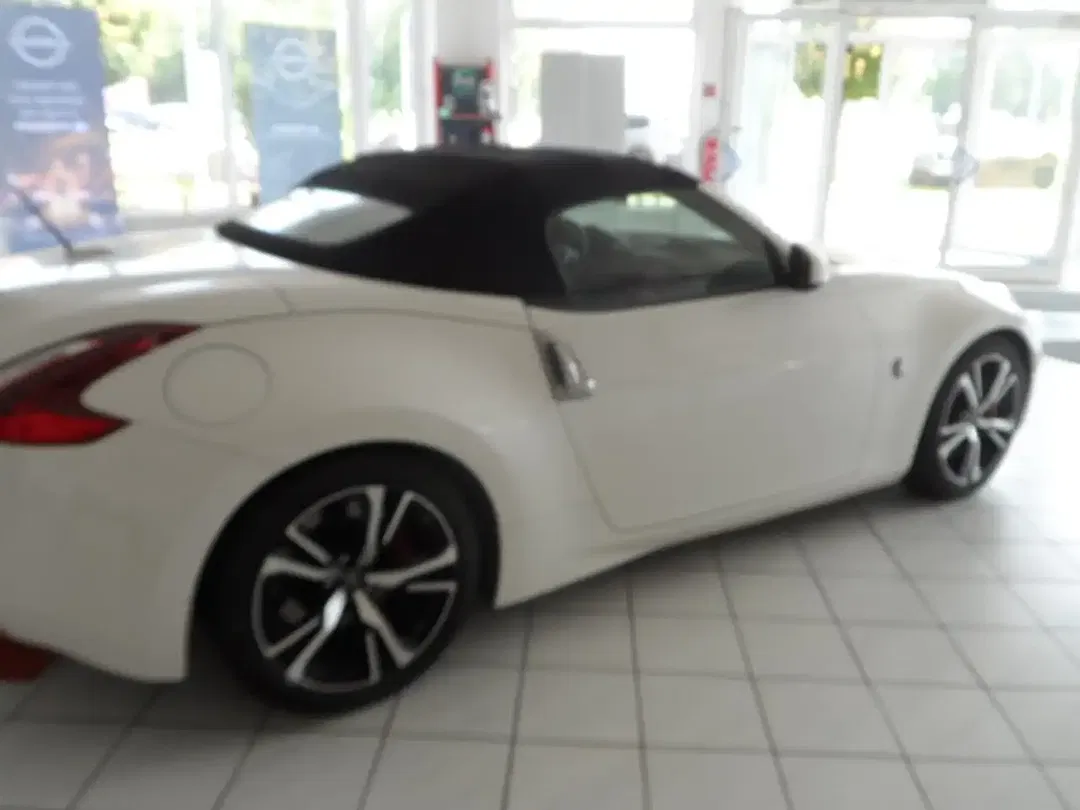 Nissan 370Z - Thumbnail 9