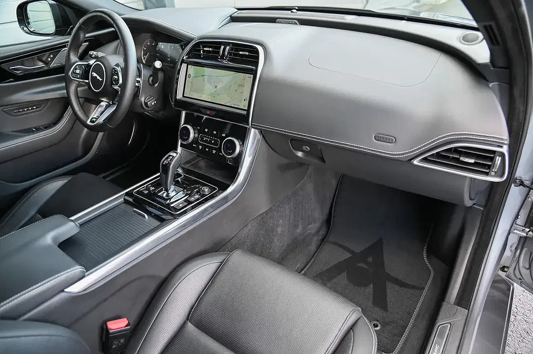 Jaguar XE P250 Edition R-Dynamic Black - Thumbnail 11