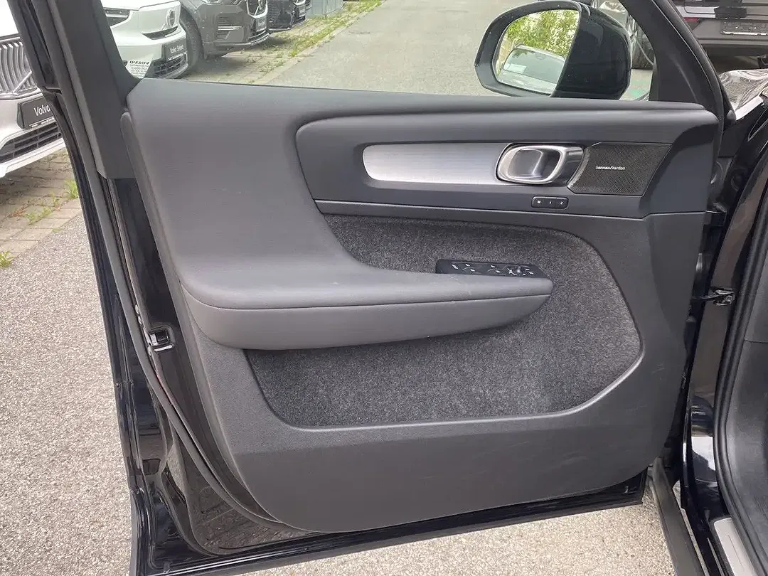 Volvo XC40 Plus Dark - Thumbnail 9