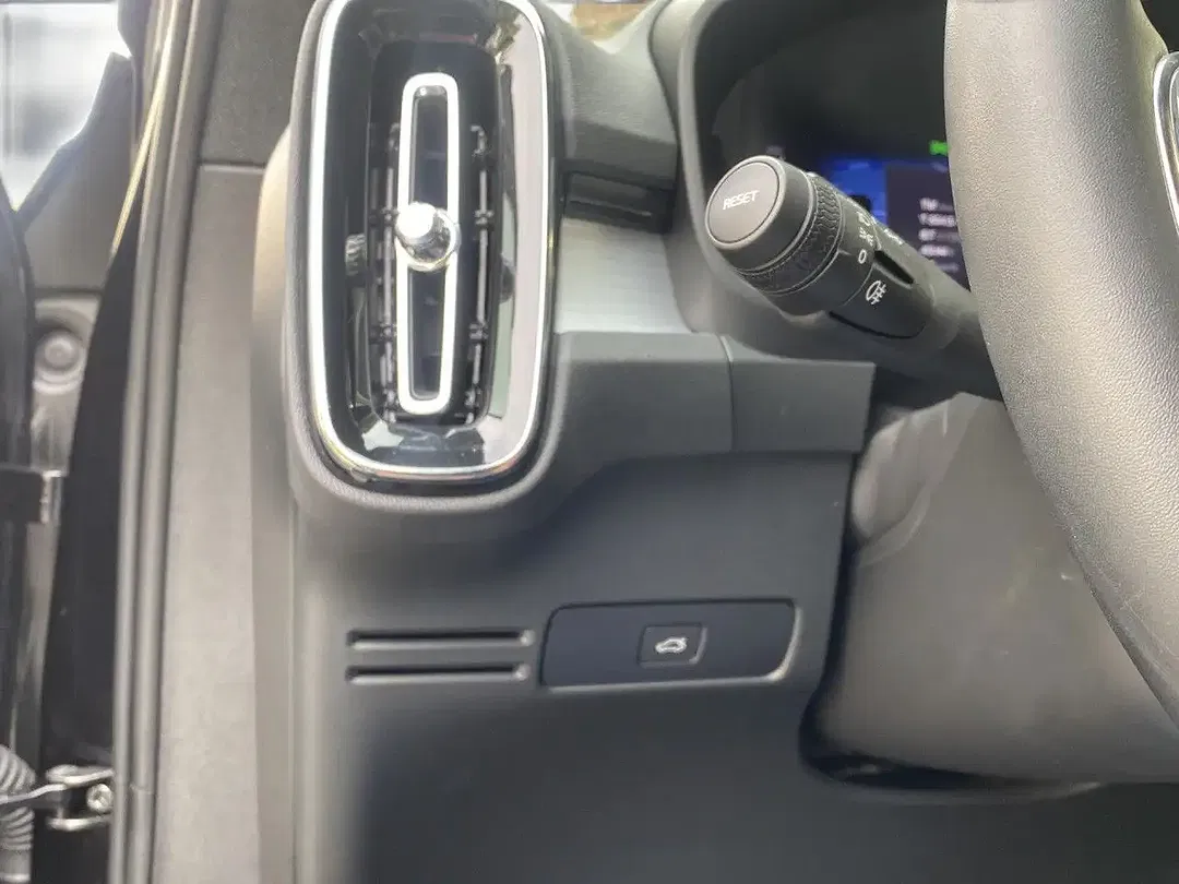 Volvo XC40 Plus Dark - Thumbnail 16